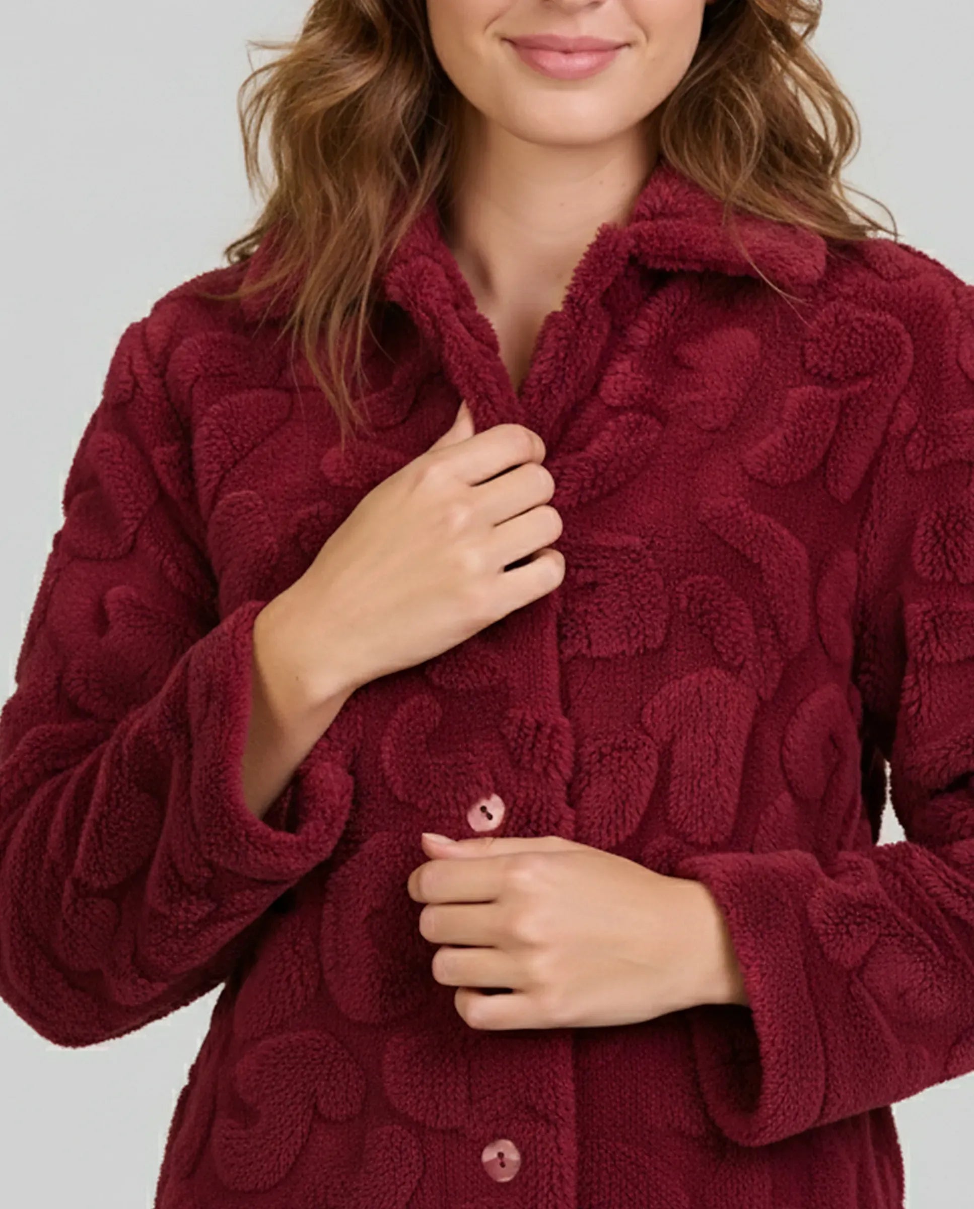 Detalle de bata de invierno para mujer abotonada en elegante jacquard granate