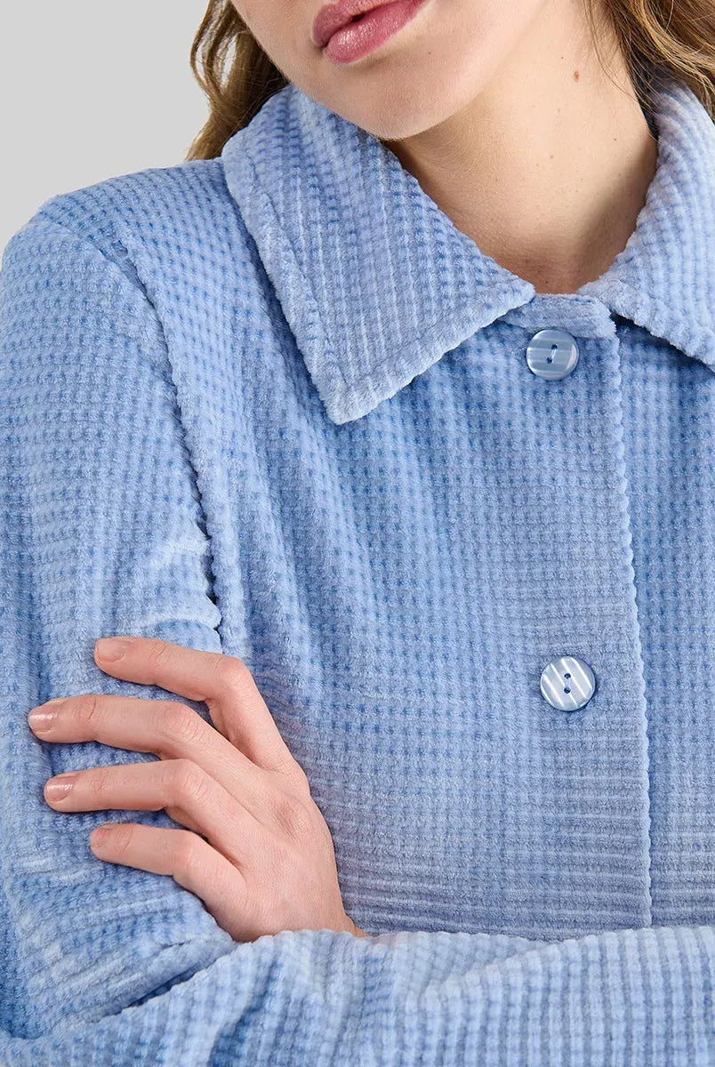 Detalle de bata de invierno abotonada para mujer en jacquard azul de cuadritos