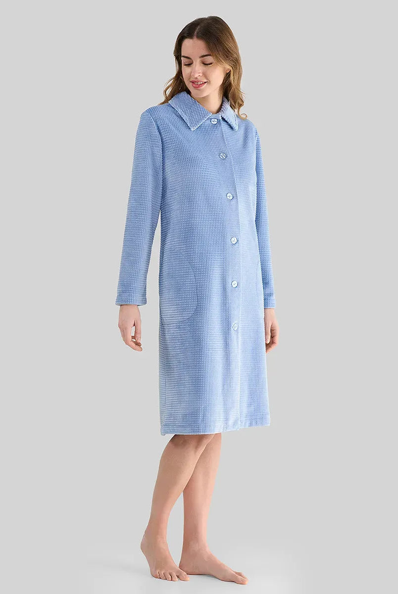 Mujer con Bata larga azul abotonada en jacquard cuadritos para invierno