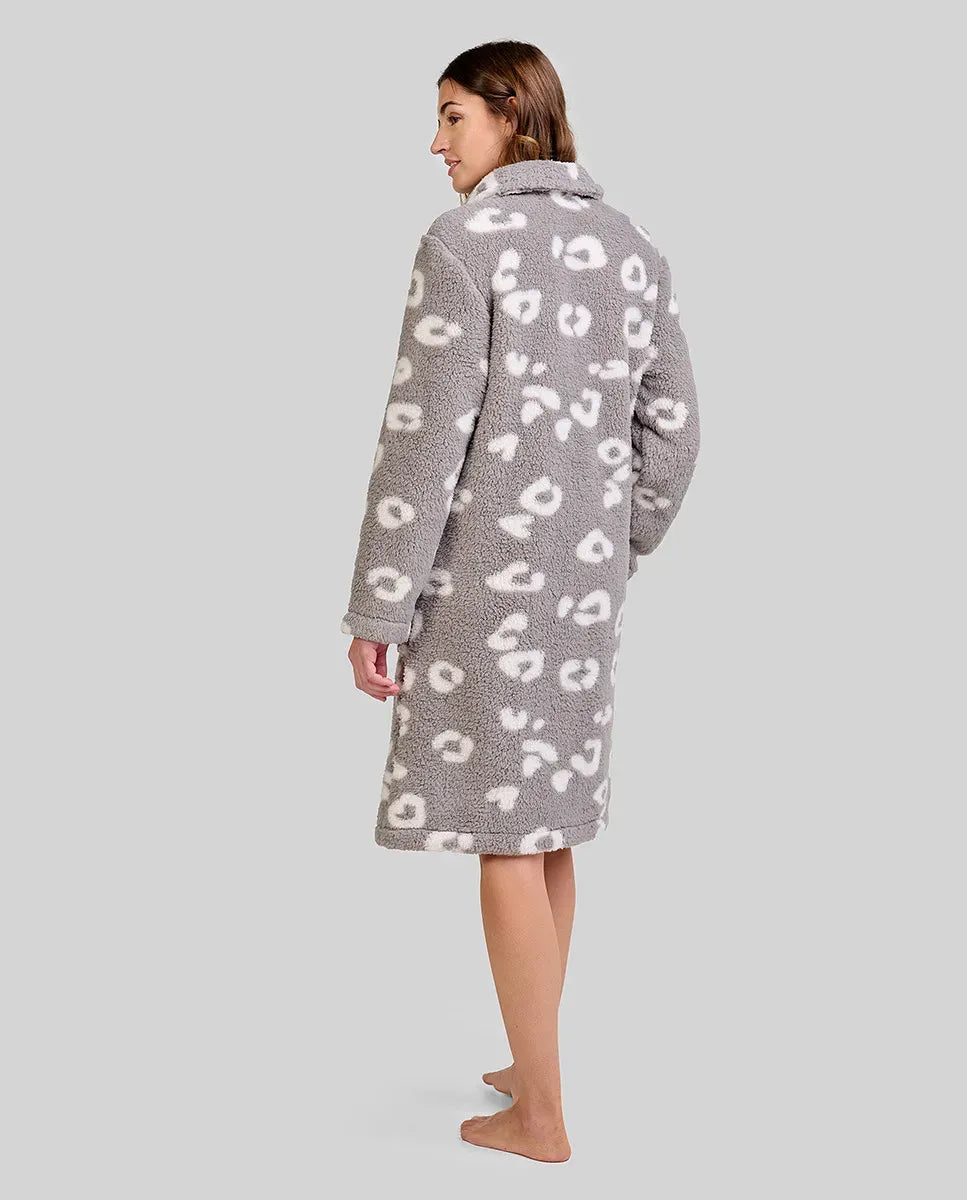 Mujer de espaldas con bata larga gris estampado animal y bolsillos laterales