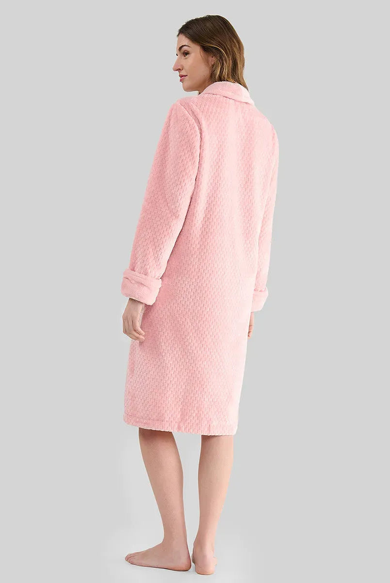 Detalle de bata larga de invierno en amoroso tejido jacquard rosa con botones y cinturón