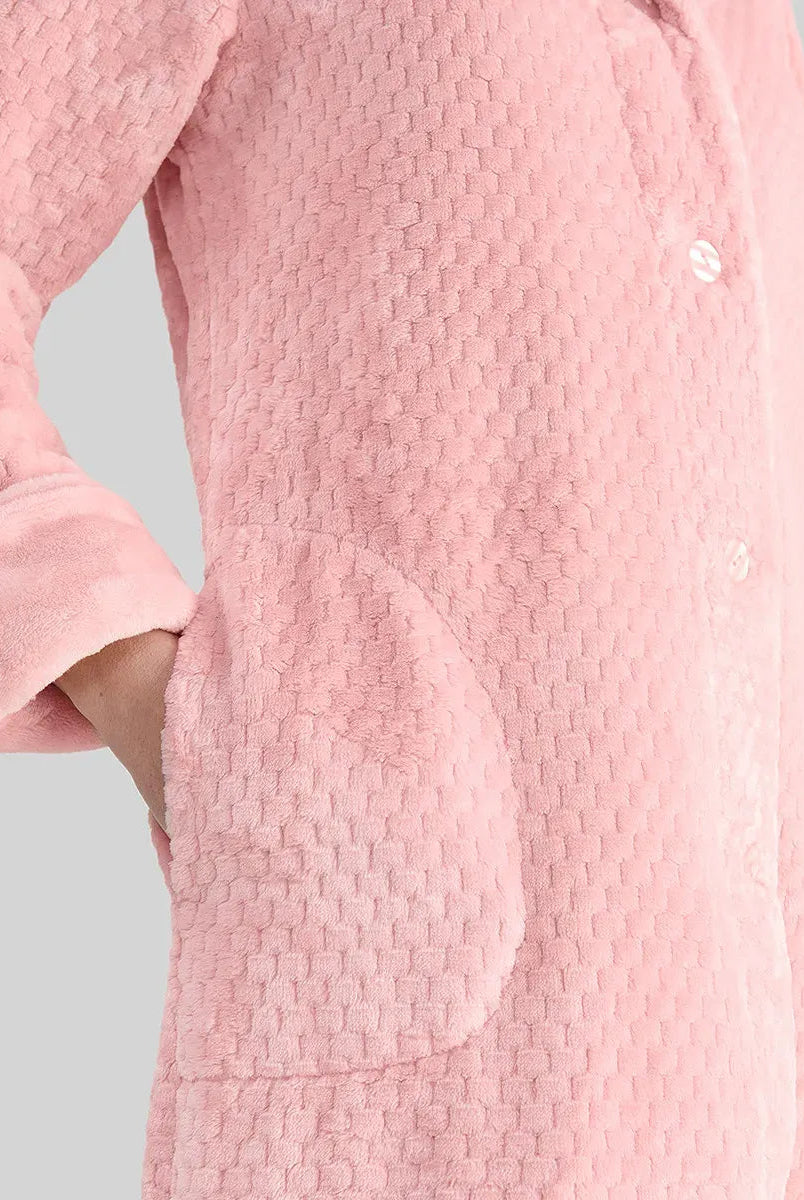 Mujer con bata larga de elegante Jacquard rosa palo, cuello solapa, botones, cinturón y bolsillos laterales