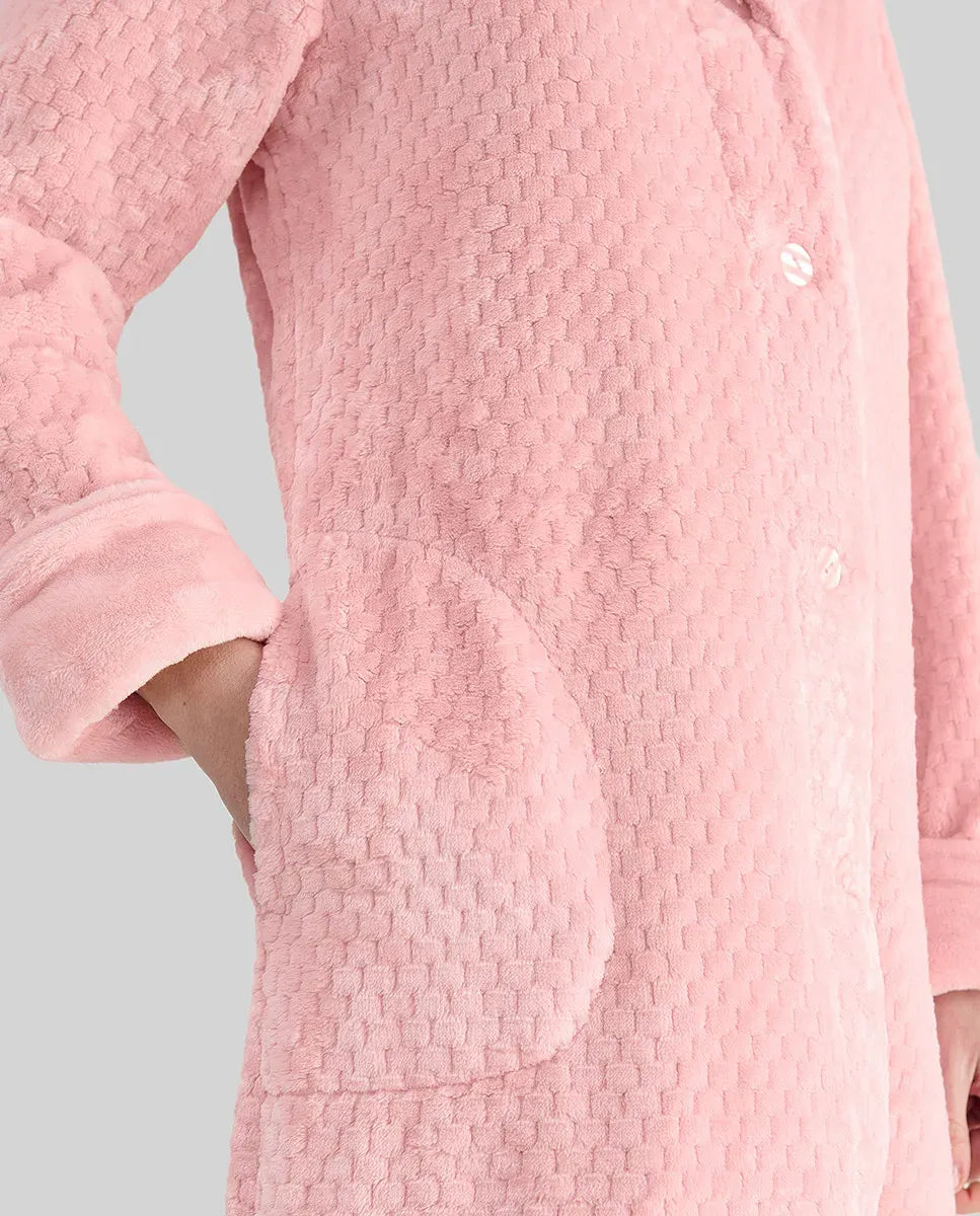 Mujer con bata larga de elegante Jacquard rosa palo, cuello solapa, botones, cinturón y bolsillos laterales