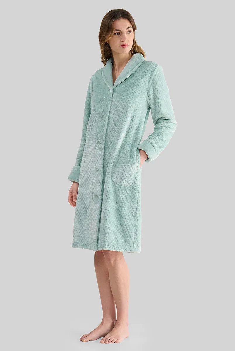 Mujer luce bata larga estilo polar de cuadros azul y blanco
