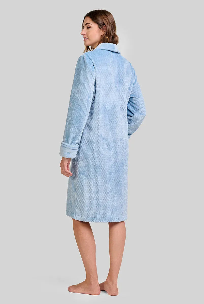 Mujer de espaldas con bata larga jacquard verde de invierno