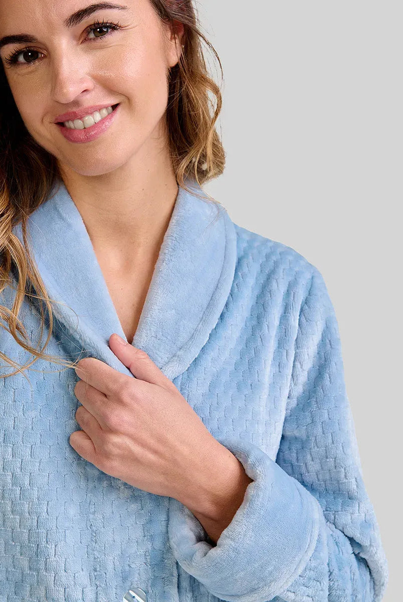 Mujer con bata larga abotonada de invierno en agradable jacquard verde con bolsillos