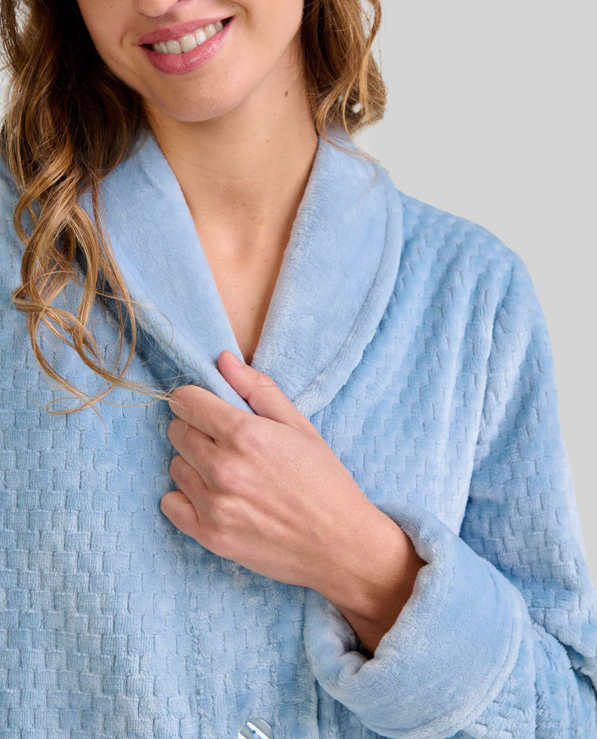 Mujer con bata larga abotonada de invierno en agradable jacquard verde con bolsillos
