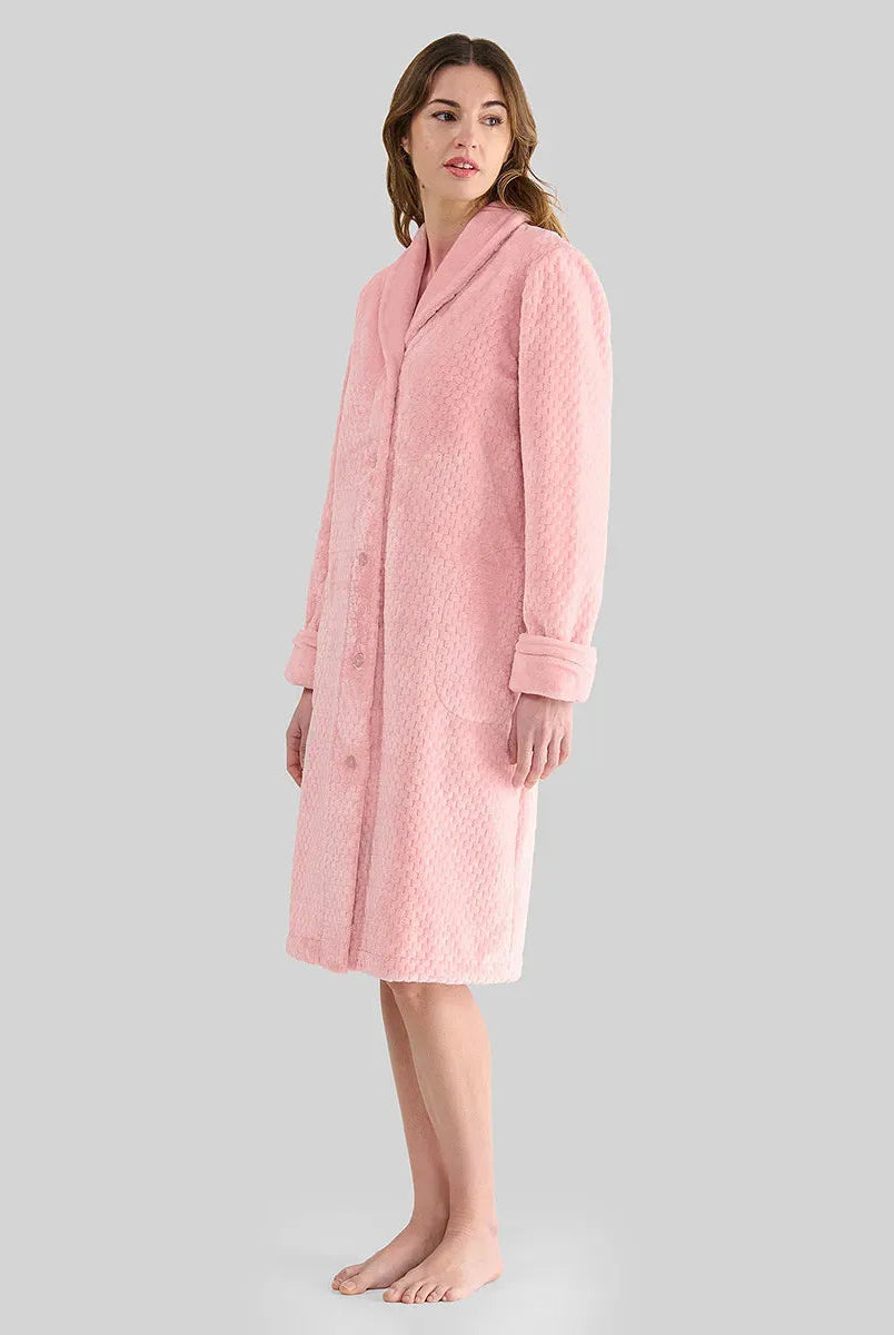 Mujer con amorosa bata larga celeste de lunares blancos y azules en relieve para invierno