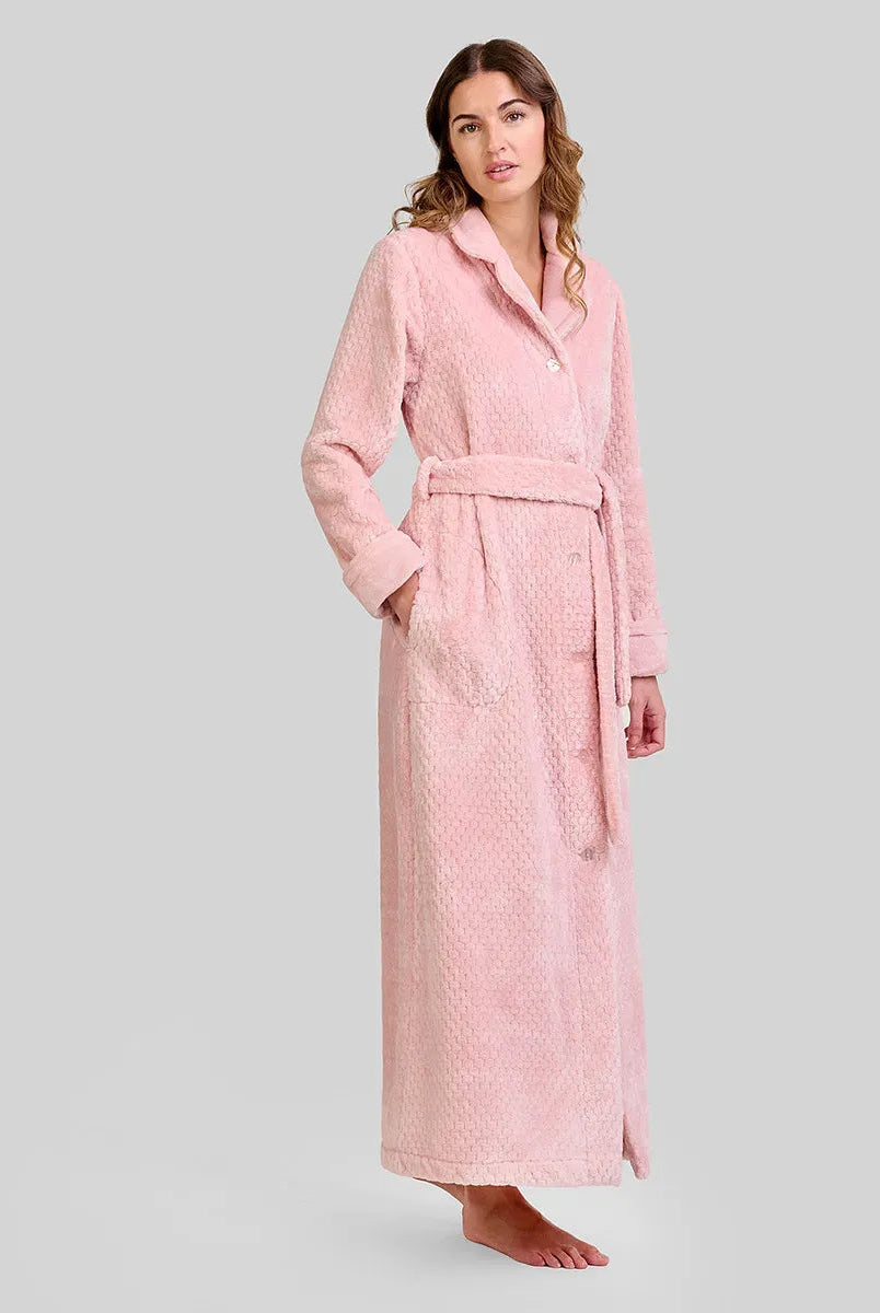 Detalle de bata larga de invierno en amoroso tejido jacquard rosa con botones y cinturón
