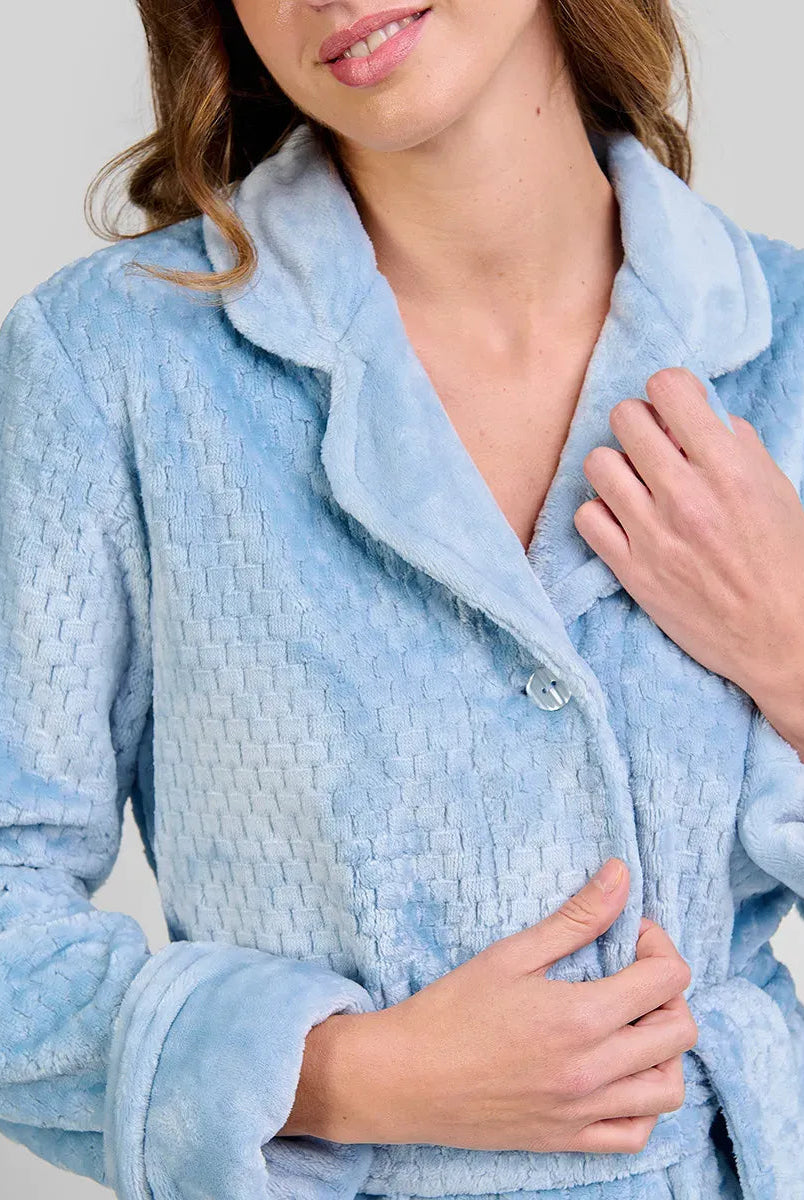 Mujer con elegante bata de invierno Jacquard rosa palo con textura, cuello solapa y botones