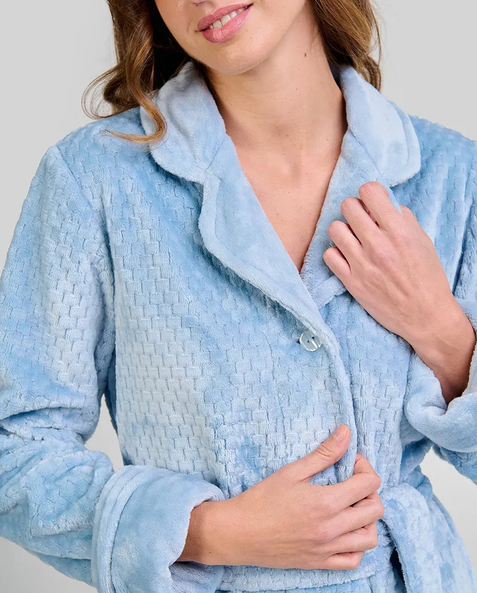Mujer con elegante bata de invierno Jacquard rosa palo con textura, cuello solapa y botones