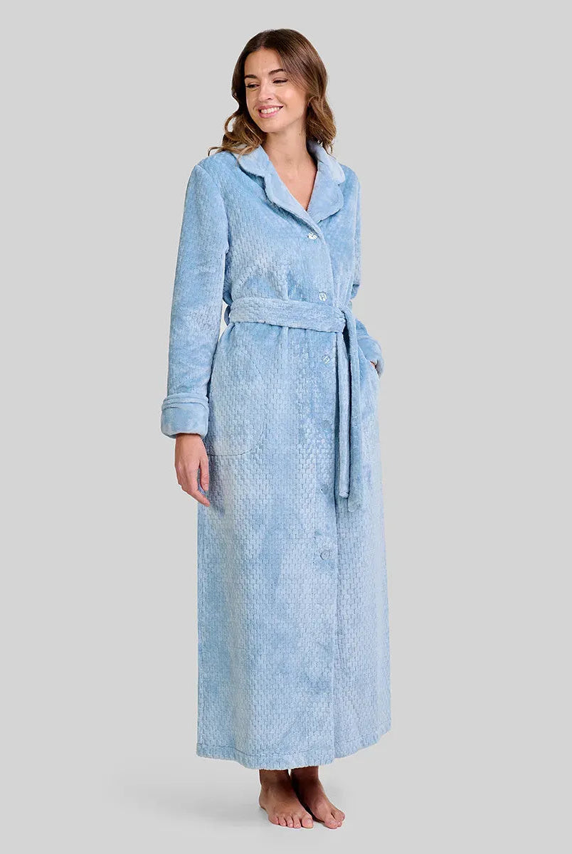 Mujer con bata larga de elegante Jacquard rosa palo, cuello solapa, botones, cinturón y bolsillos laterales