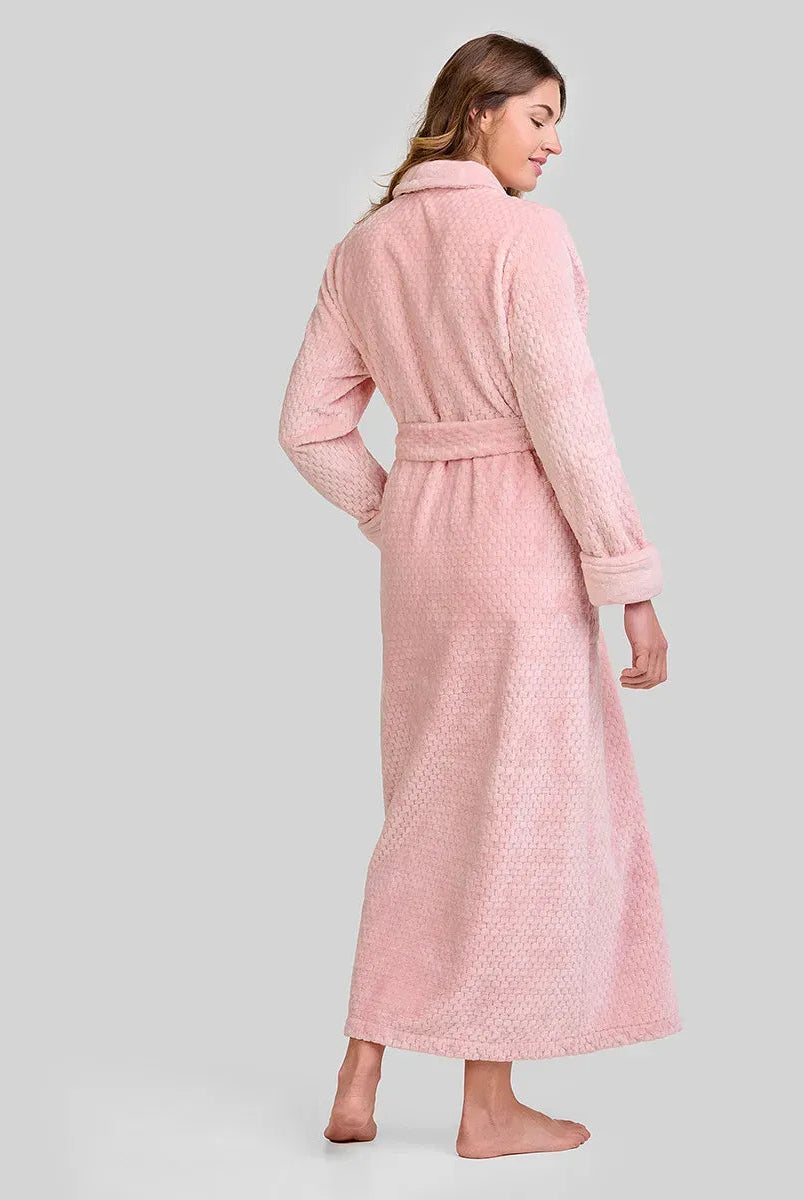 Mujer luce bata larga estilo polar de cuadros azul y blanco