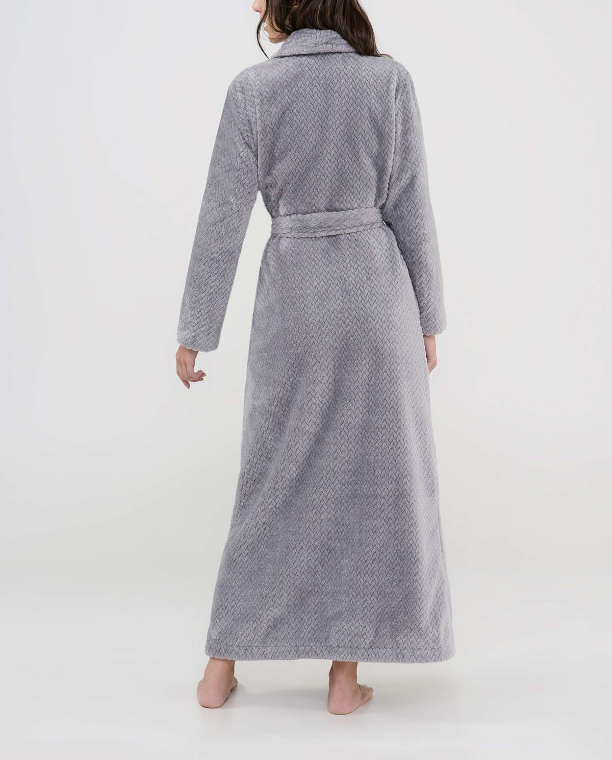 Mujer de espaldas con bata larga gris textura espiga con cinturón ideal para hogar.