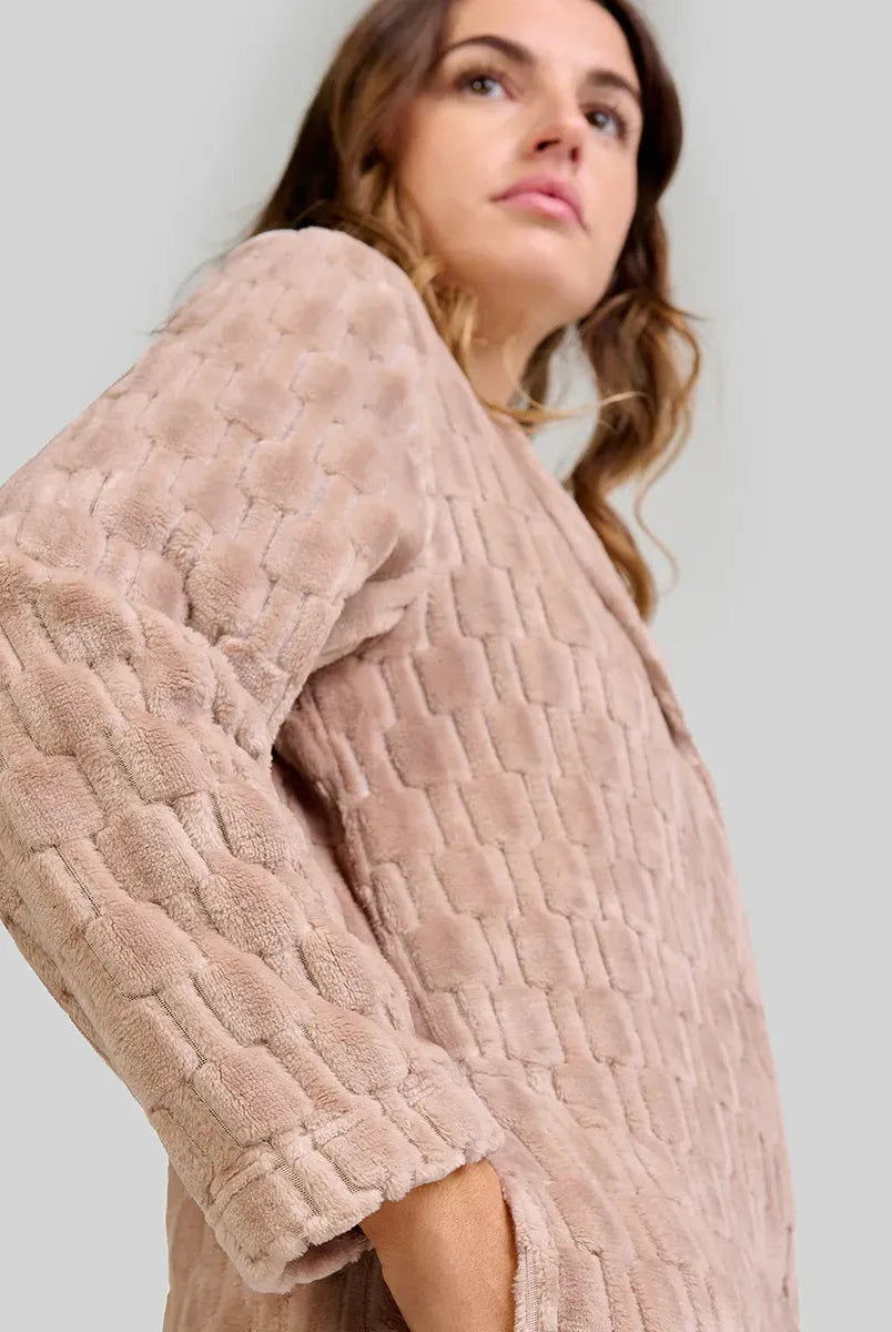 Mujer luce bata de invierno Jacquard camel de manga larga con bolsillos y sutil patrón geométrico