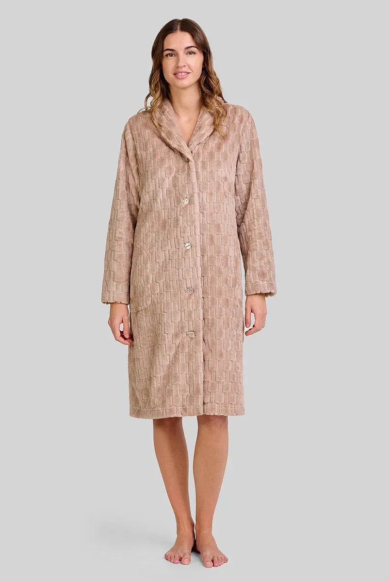 Mujer con bata camel texturizada hasta la rodilla y manga larga, ideal para el hogar