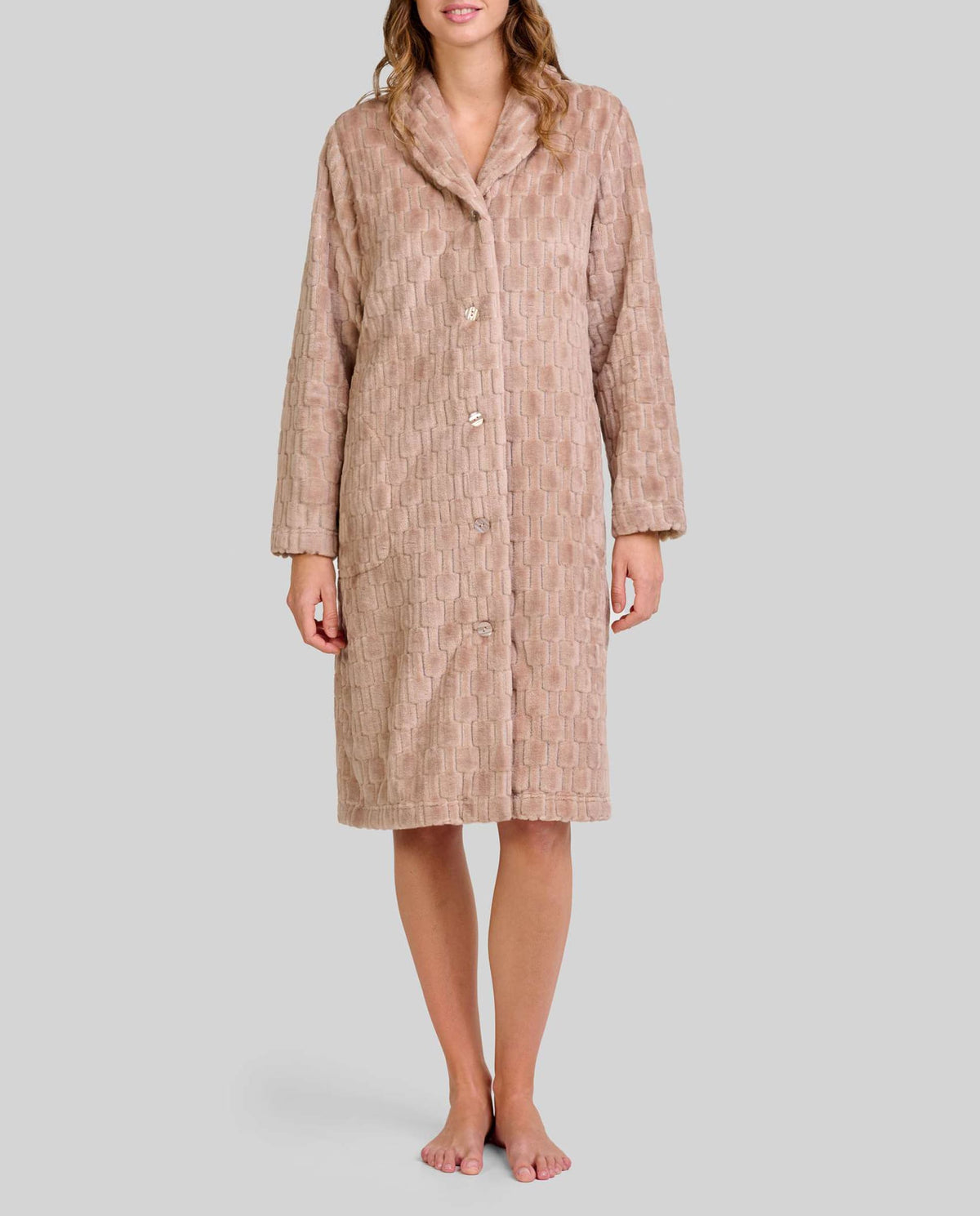 Mujer con bata camel texturizada hasta la rodilla y manga larga, ideal para el hogar