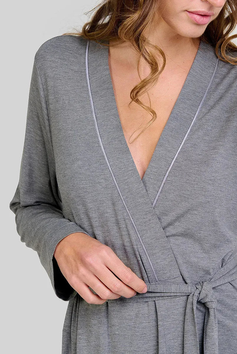 Detalle del escote en pico con raso del camisón modal gris de manga larga