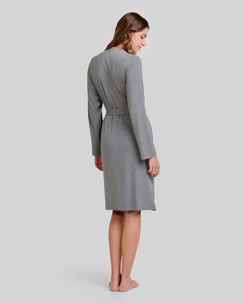 vista detalle de cuello de bata gris abotonada y patrón espiga, ideal para estar en casa
