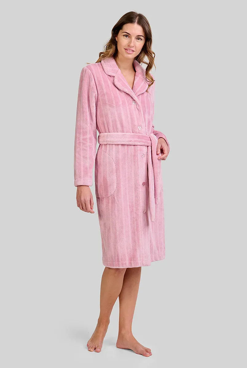 Detalle de bata larga de invierno en amoroso tejido jacquard rosa con botones y cinturón