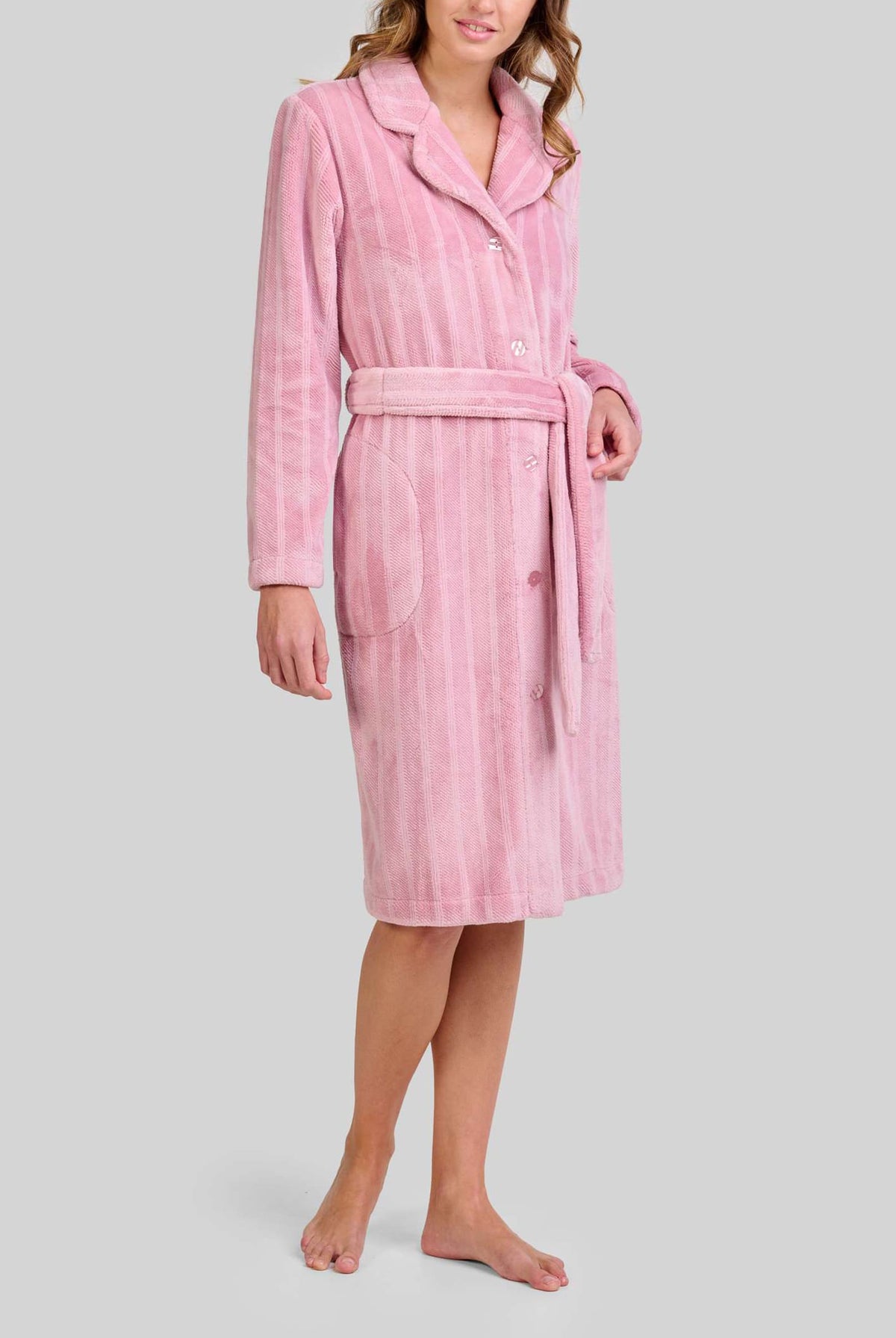 Detalle de bata larga de invierno en amoroso tejido jacquard rosa con botones y cinturón