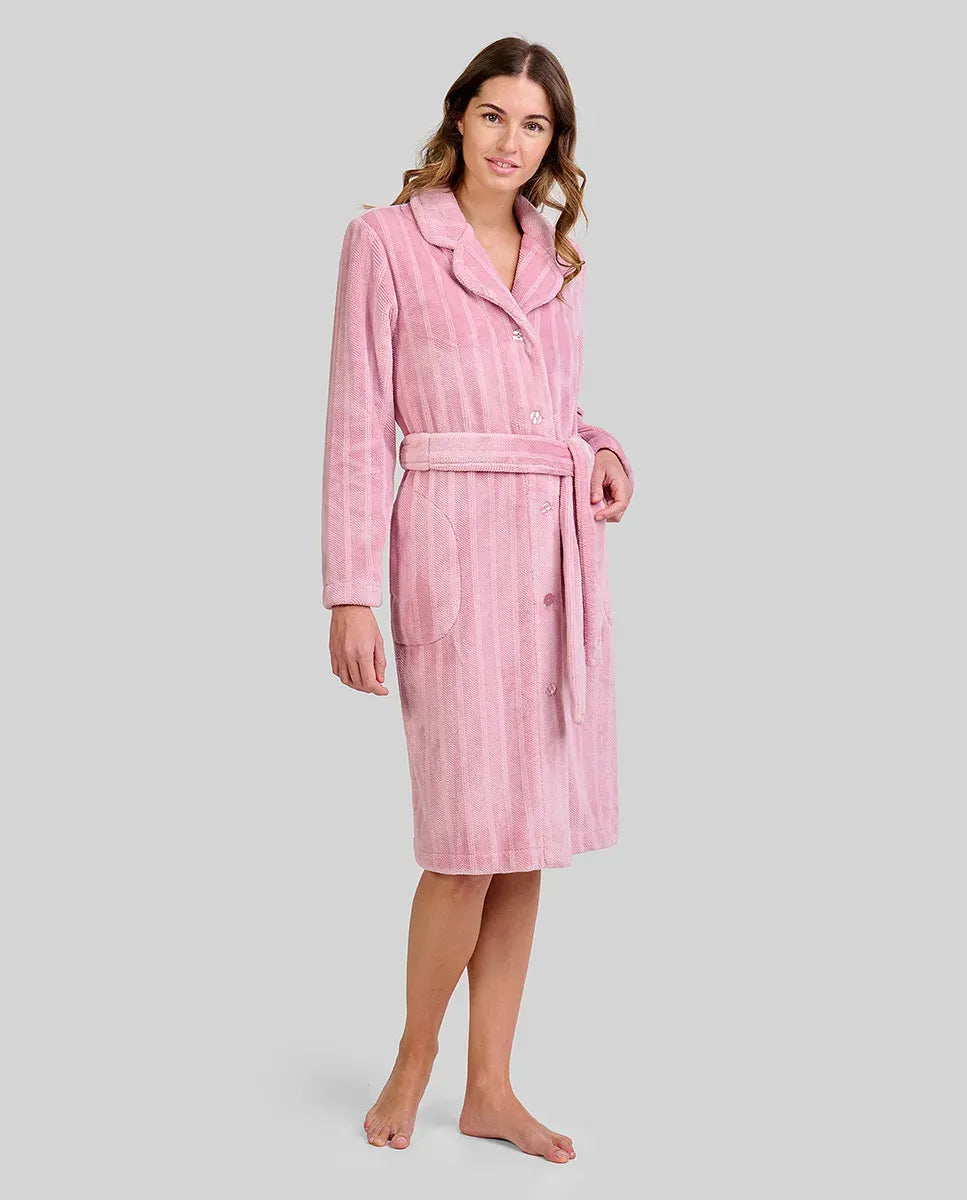 Detalle de bata larga de invierno en amoroso tejido jacquard rosa con botones y cinturón