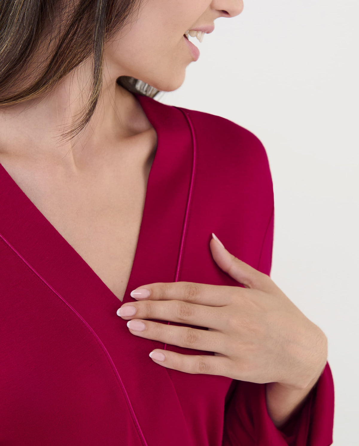 Detalle del tejido modal suave, cuello tirilla de la bata cruzada granate