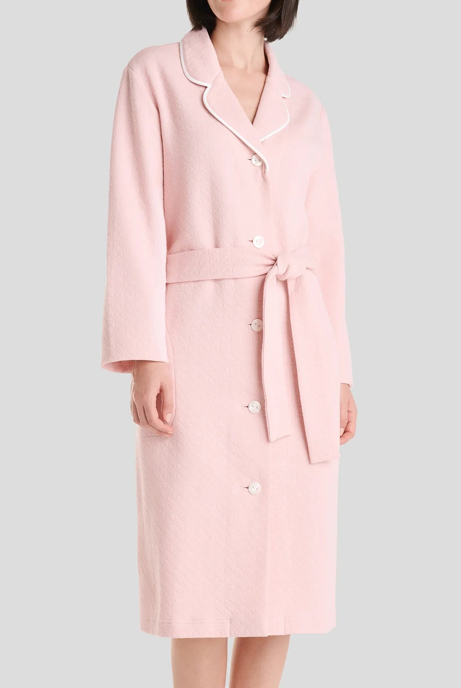 Detalle de bata lencera cruzada de verano color celeste para mujer con cuello smoking con vivo y cinturón