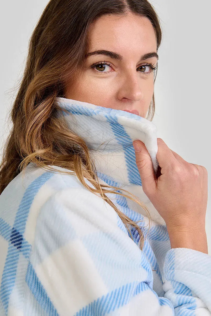 Mujer luce bata larga estilo polar de cuadros azul y blanco