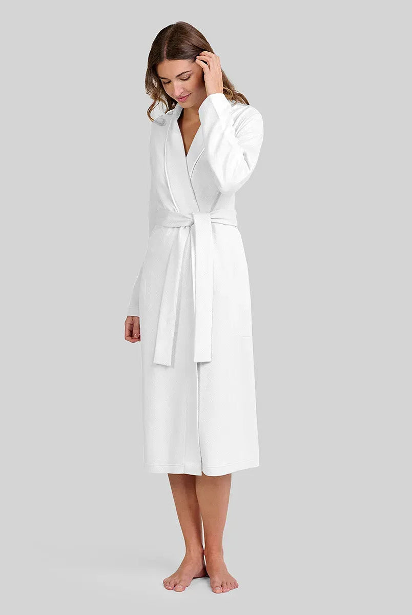 Detalle del delicado encaje en el cuello y las mangas del camisón de invierno Lohe color celeste