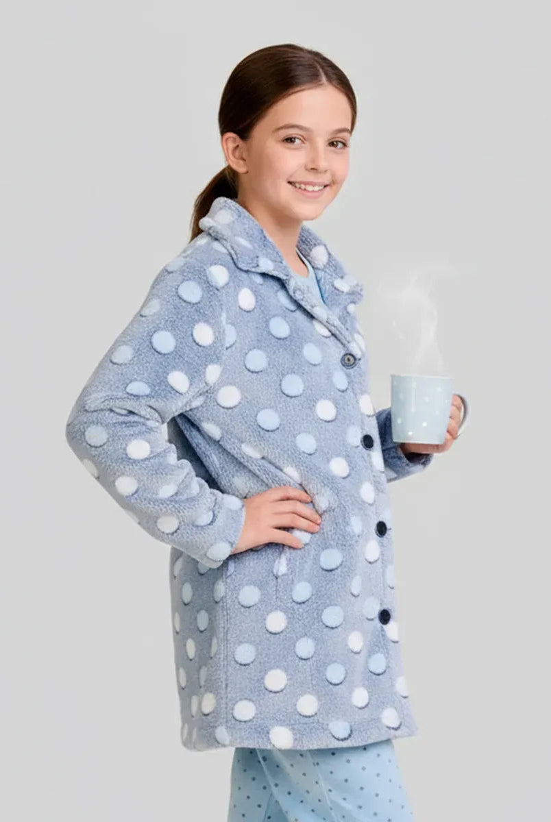 Mujer luce suave bata de invierno corta abotonada en azul claro con lunares