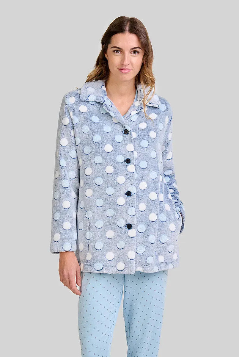 Mujer luce cómoda bata corta azul celeste con lunares y abertura de botones para invierno