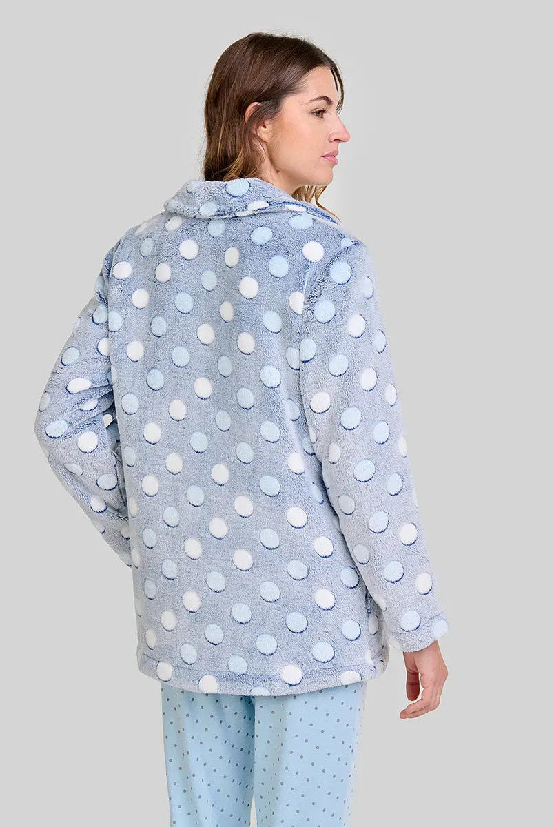 Mujer de espaldas con bata corta de estilo polar azul claro con lunares en relieve ideal para invierno en casa
