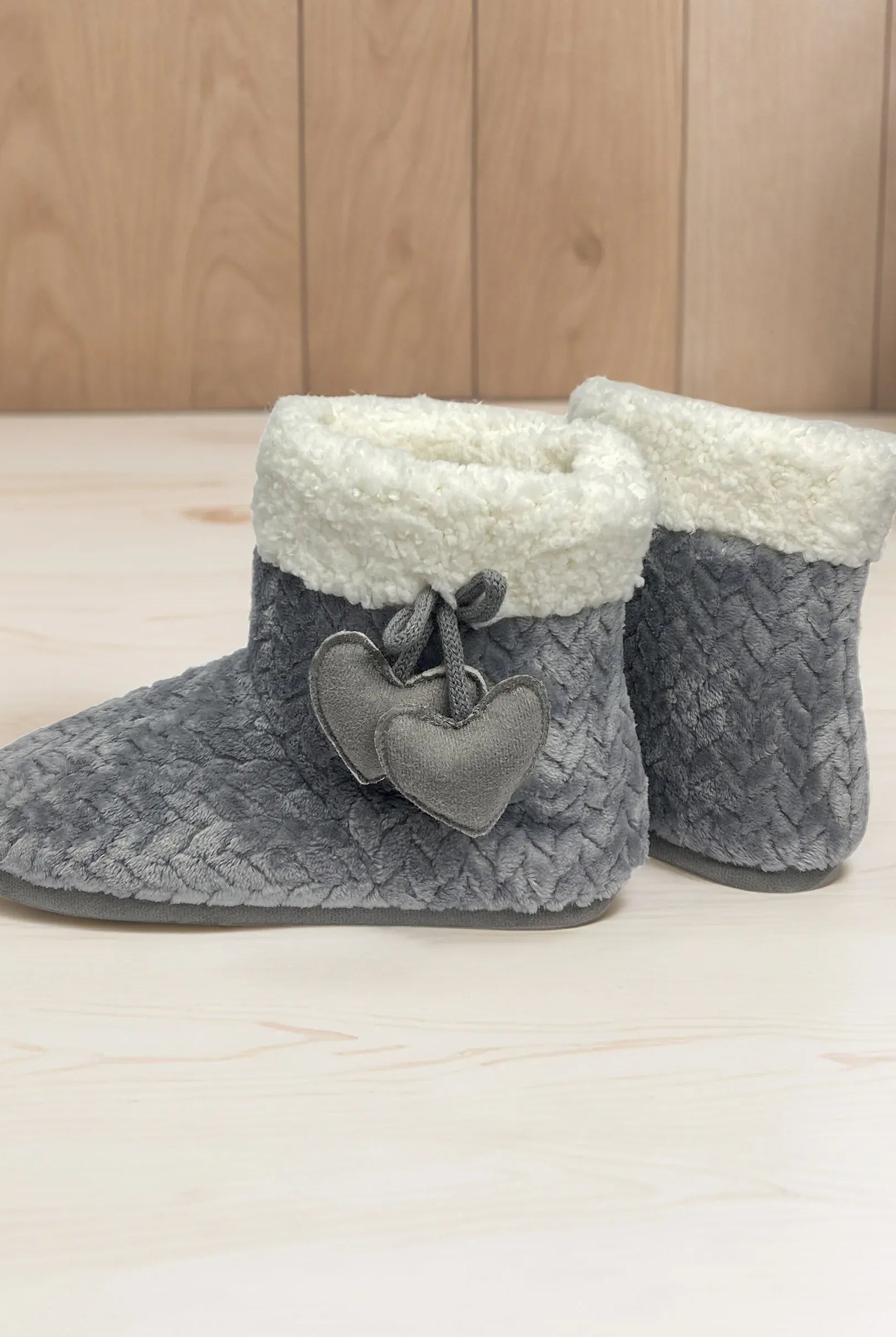 Botines de borreguillo para estar en casa en jacquard gris y adorno de corazón