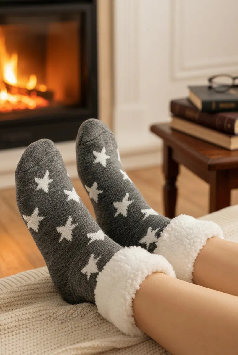 Calcetín de invierno gris estrellas
