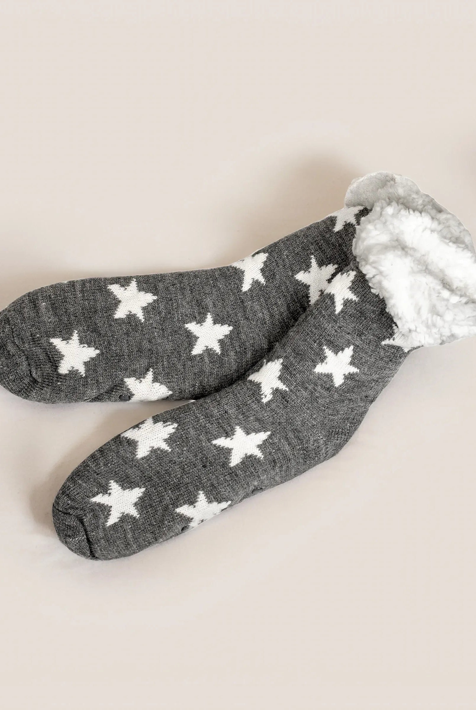 Calcetín de invierno gris estrellas