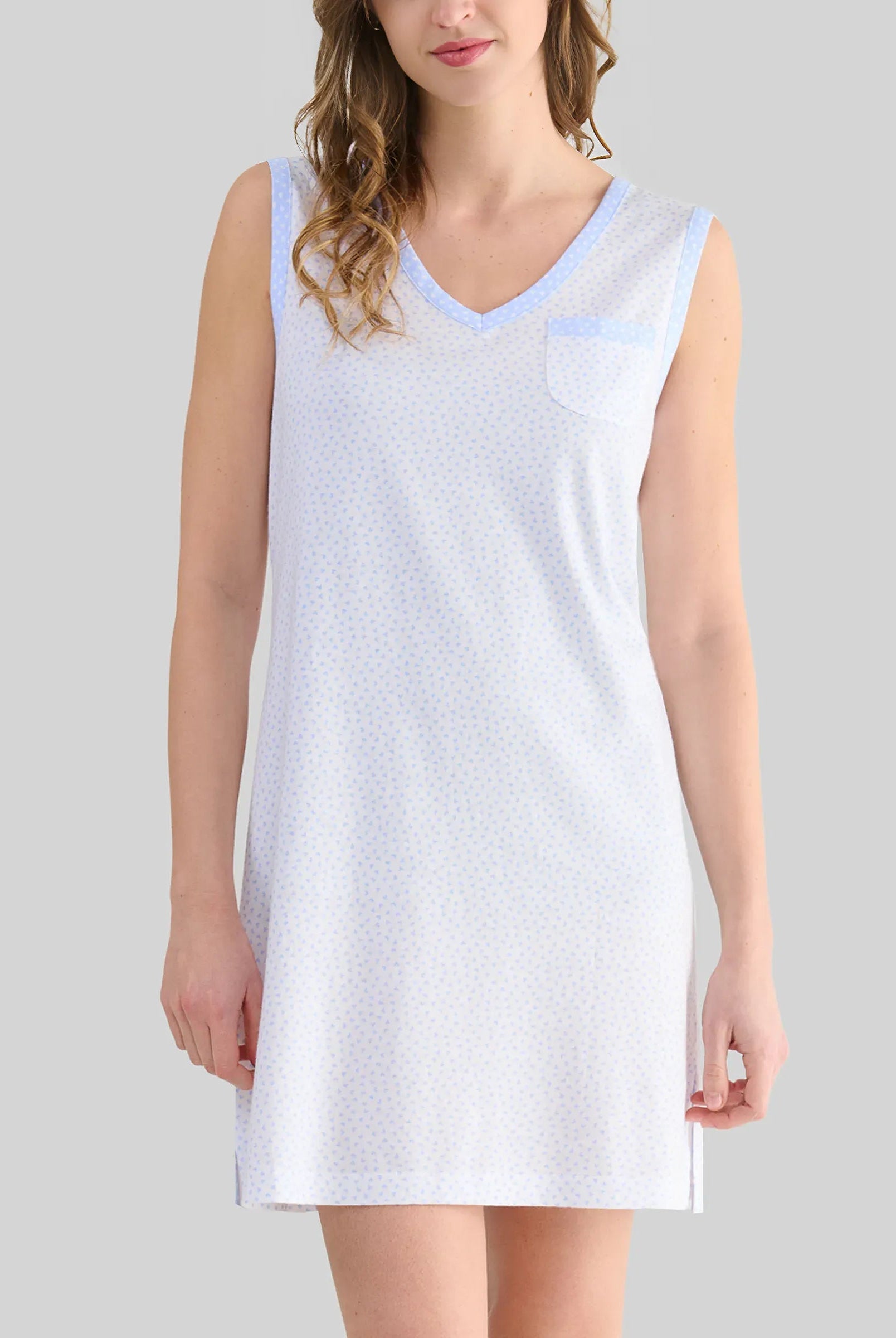 Vsita detalle de escote en pico de camisola sin mangas para verano con detalles de corazones rosas