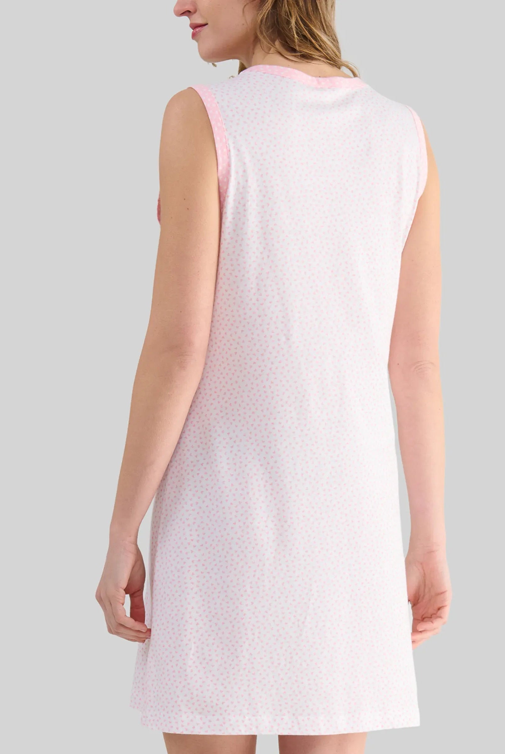 Mujer luce conjunto de camisón corto y bata cruzada de verano a juego estampados a topitos