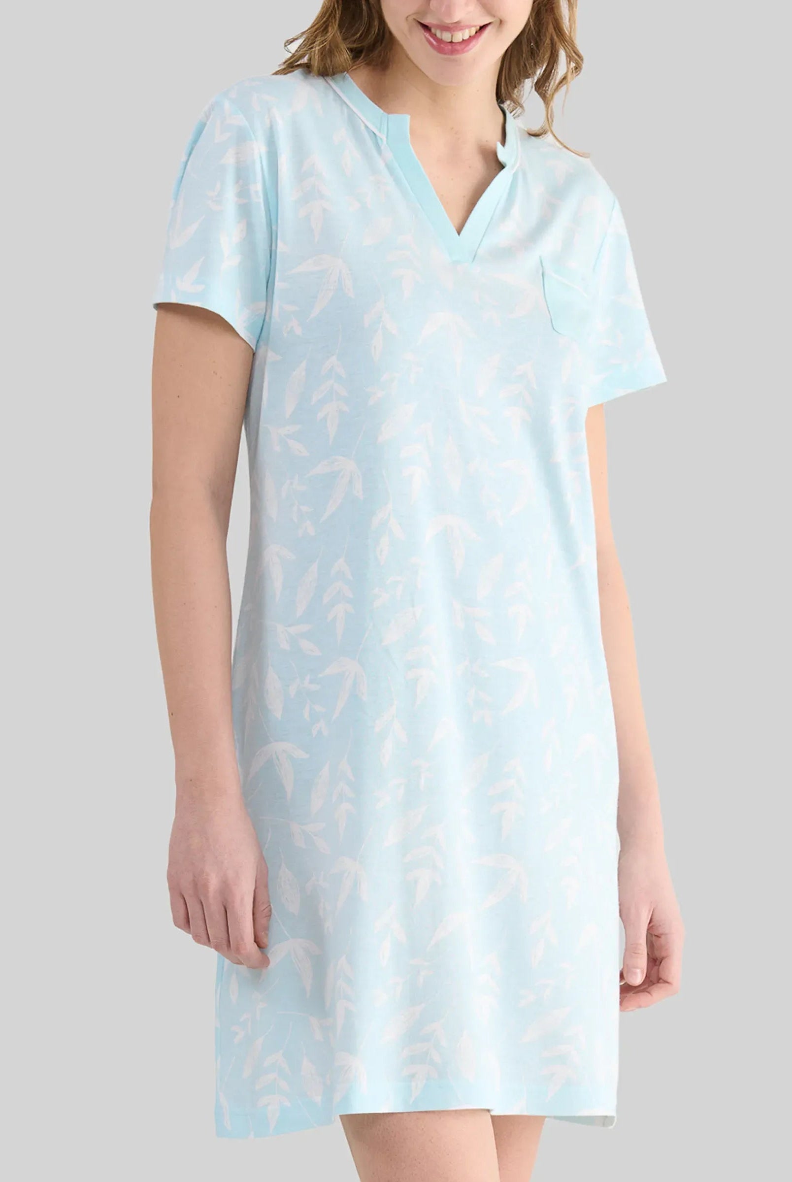 Mujer con camisola de verano verde con hojitas, cuello abierto