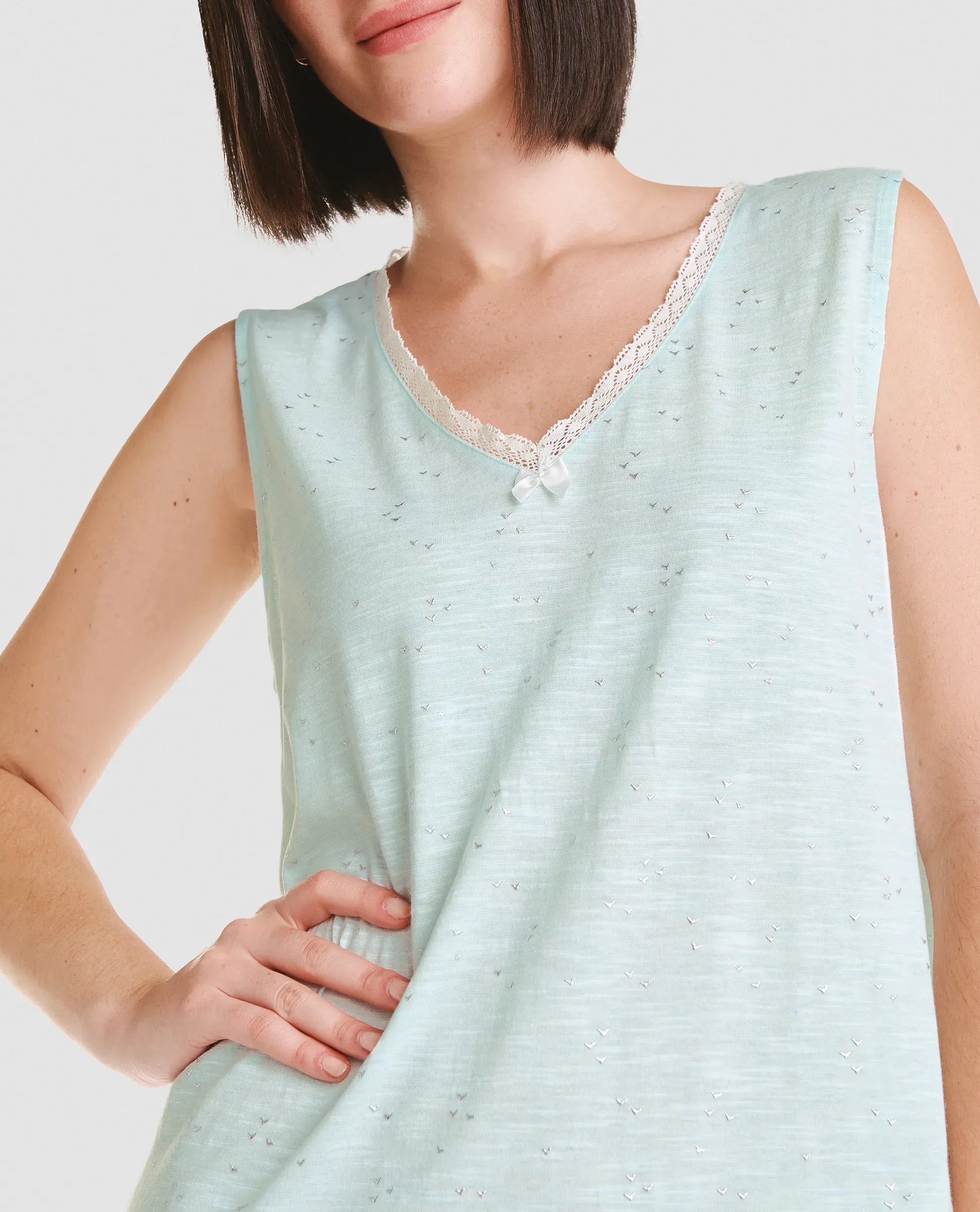 Detalle de cuello en pico con puntilla y lazo decorativo del camisón sin mangas de verano LOHE