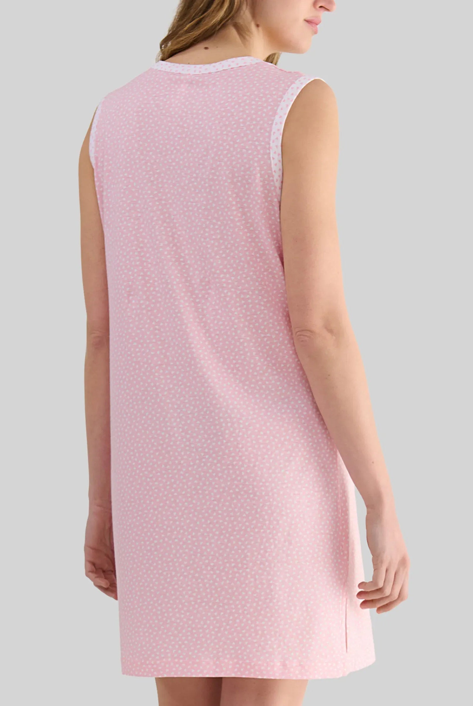 Detalle de cuello de camisón lencero abierto entredos en canalé marfil