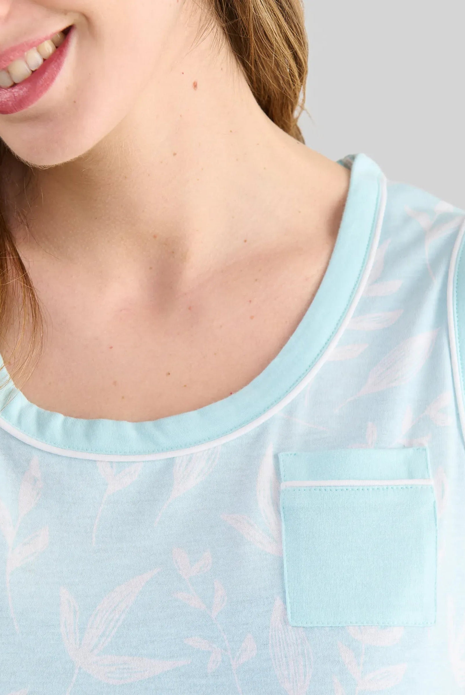Detalle de cuello redondo en el camisón sin mangas de verano
