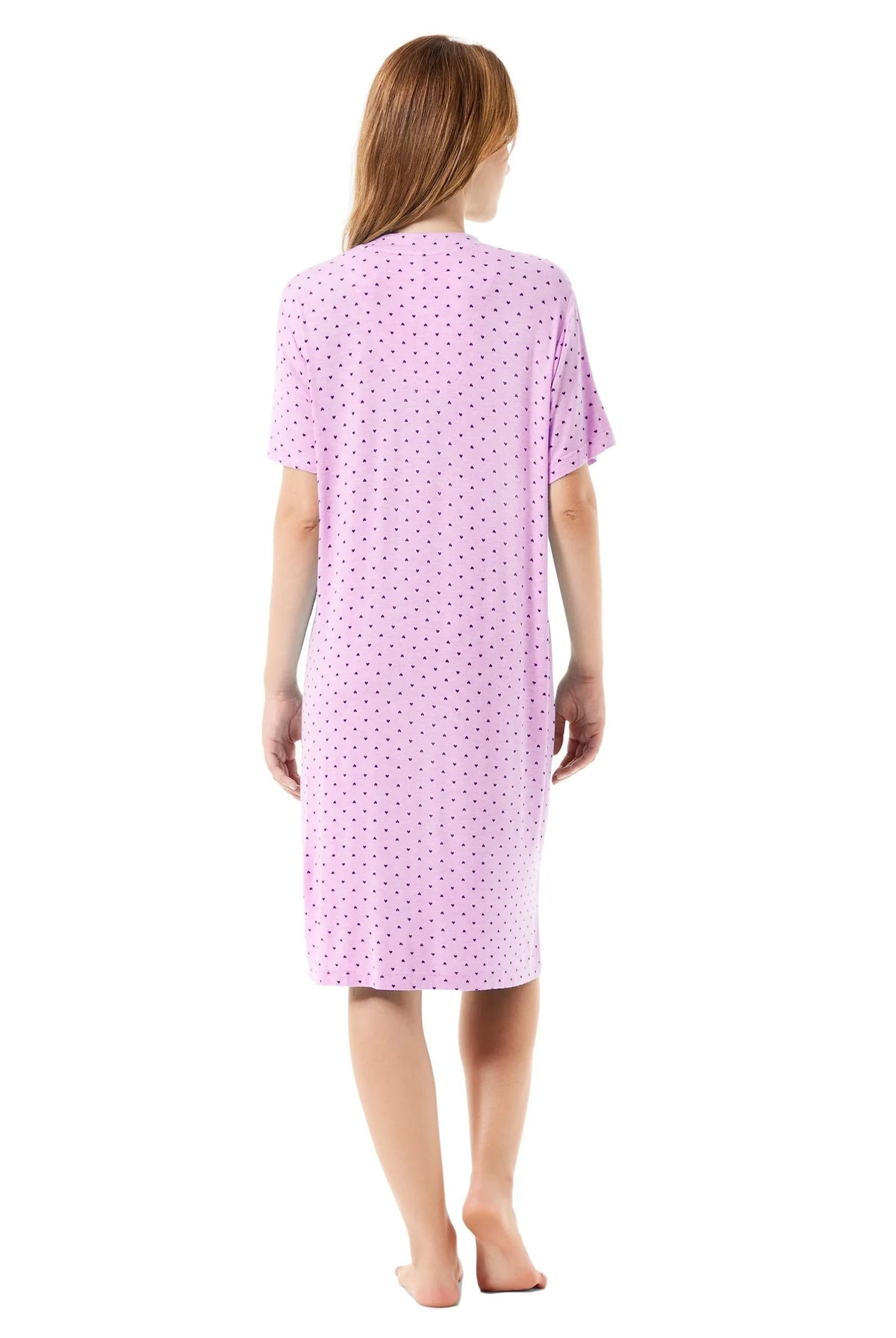 Mujer de espaldas con camisón azul rosa hasta la rodilla con mangas cortas y estampado de pequeños corazones.