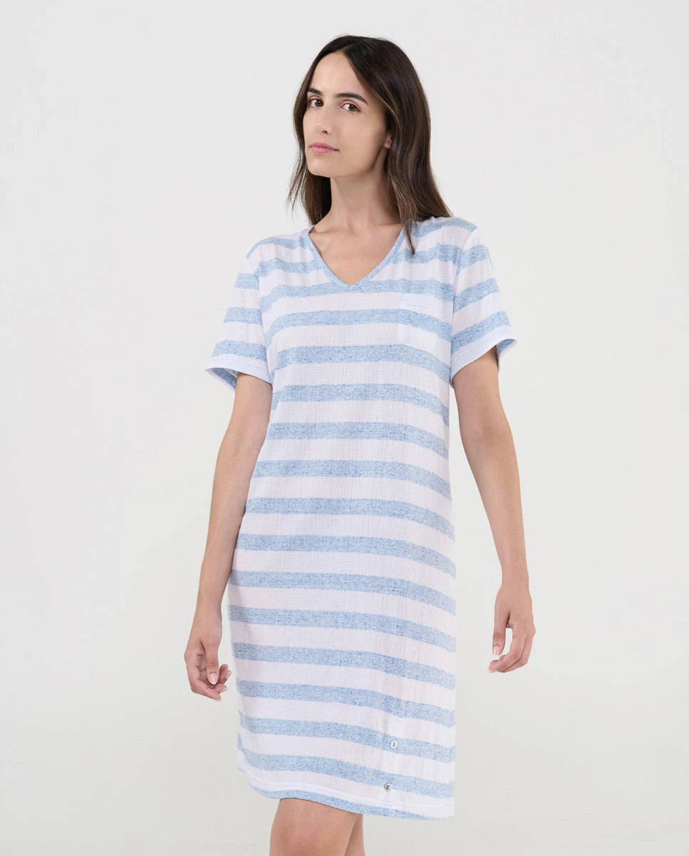 Camisón de manga corta vigoré de rayas celeste con cuello pico y bolsillo decorativo.