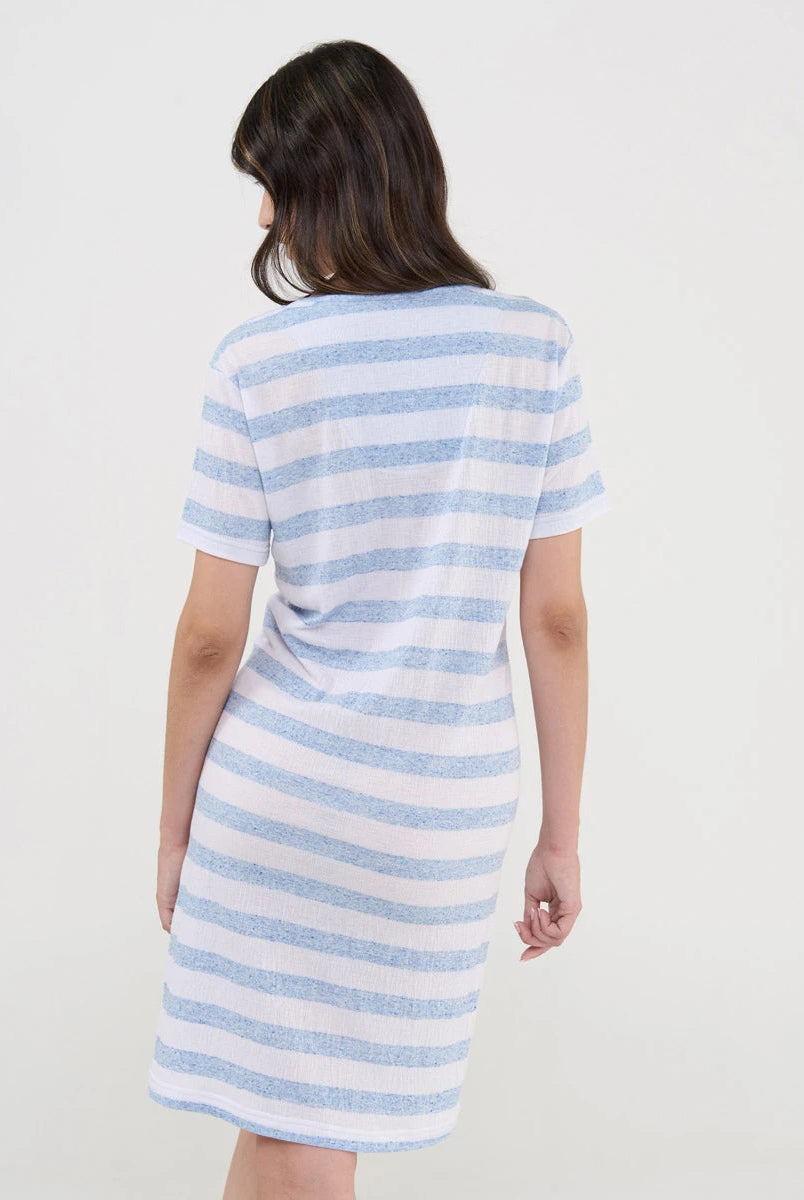 Vista espaldas camisón de verano fresco vigoré de rayas celeste