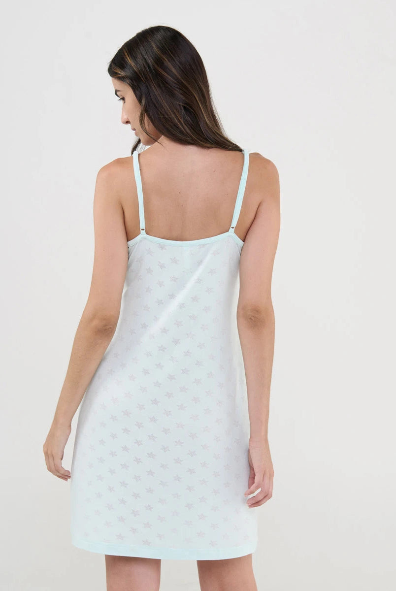 Mujer de espaldas luciendo camisón de tirantes finos verde suave para verano