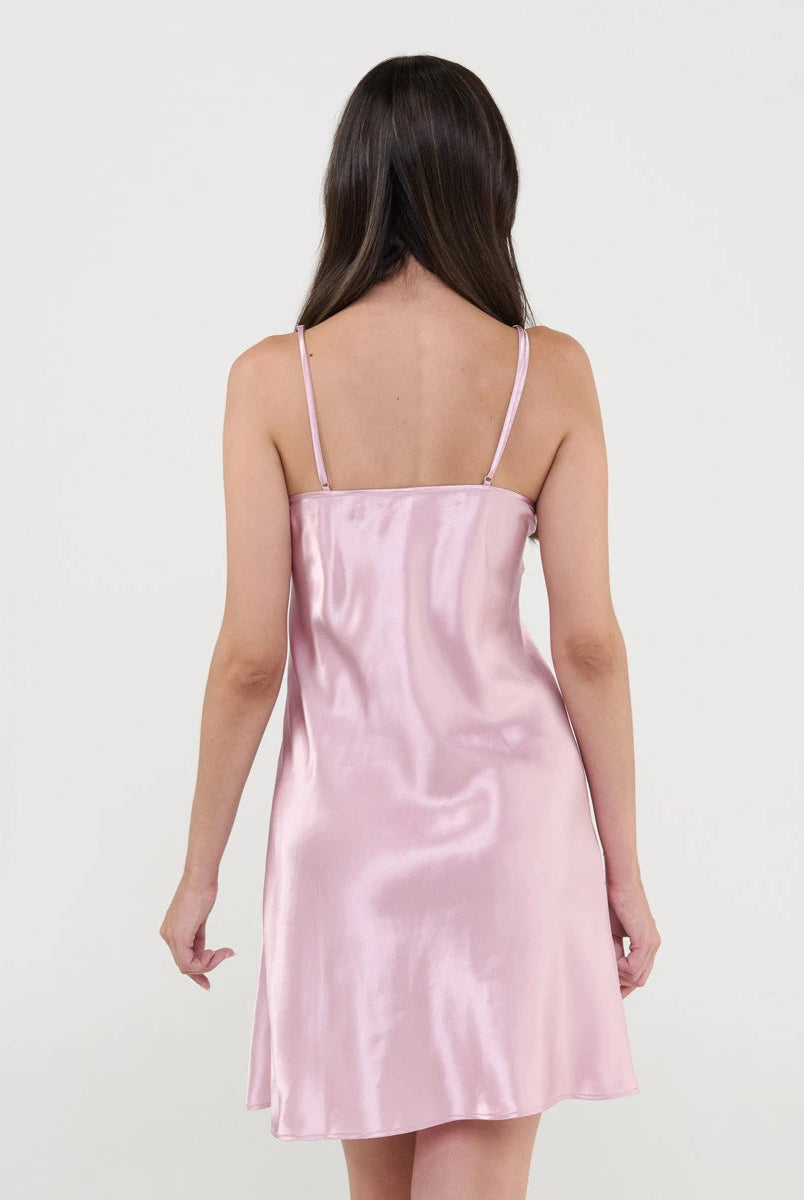 Camisón corto tirantes en raso liso y escote pico — Rosa Palo