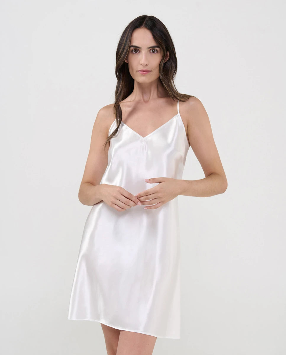 Mujer con camisón de verano de tirantes finos de punto verde y diseño desagujado de estrellitas