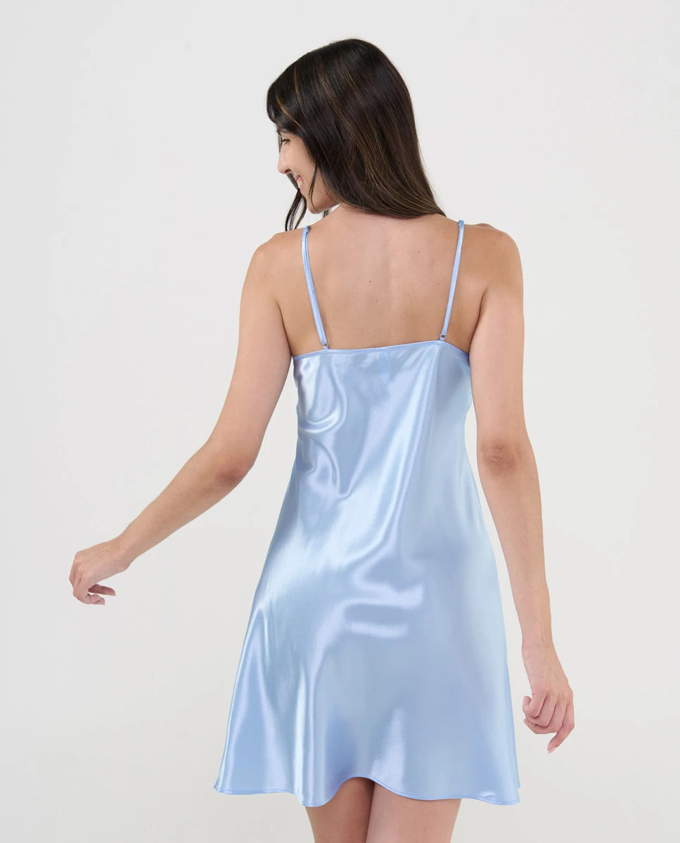 Vista trasera de camisón de raso azul con tirante fino
