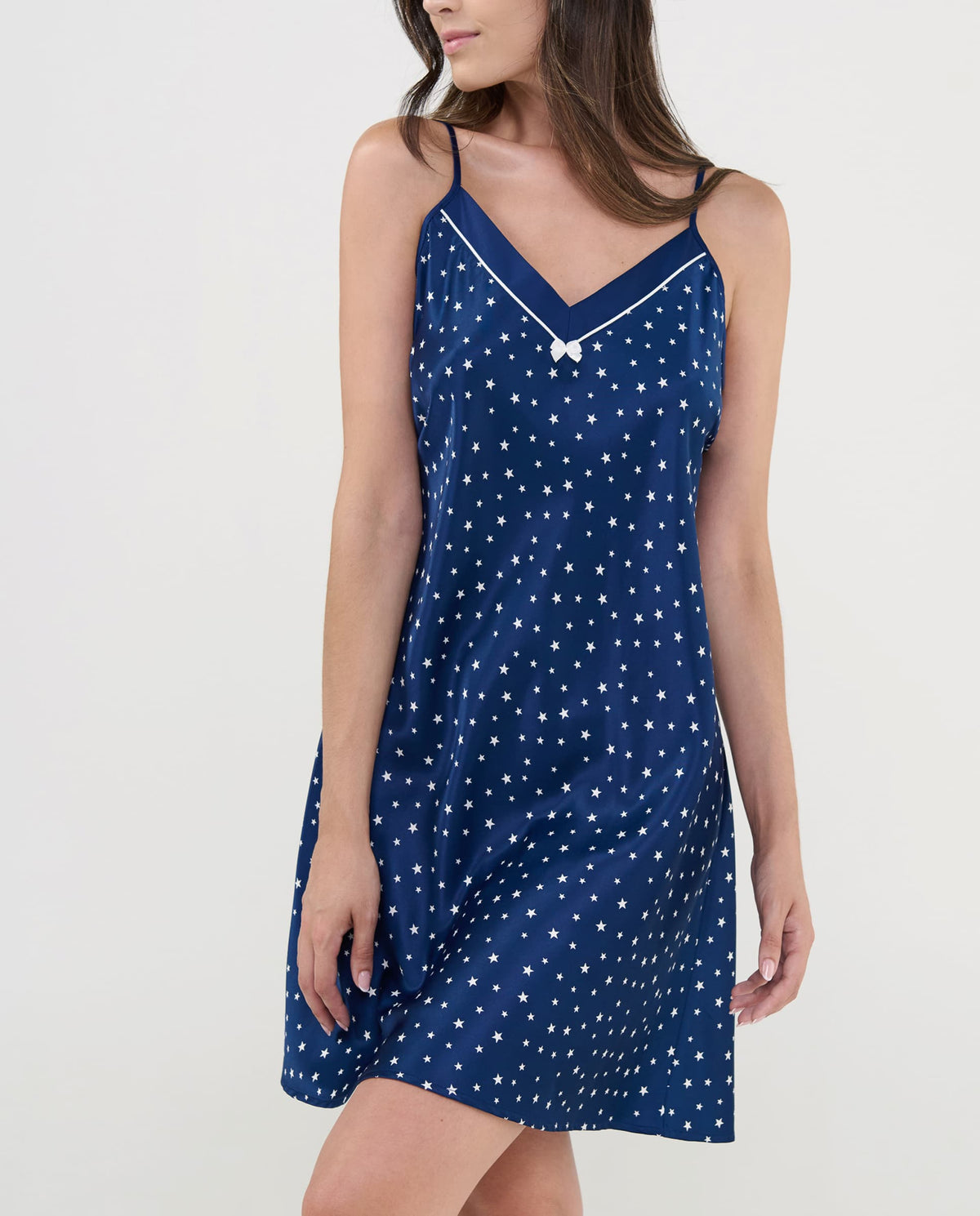 Camisón corto de raso con estampado de estrellas para mujer, vista frontal elegante.
